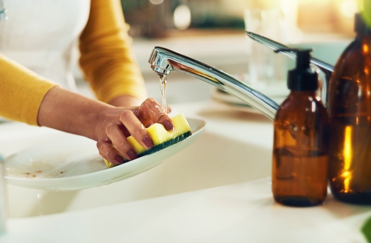 Las esponjas, a pesar de usarlas para lavar, forman un entorno ideal para la reproducción microbiana. Foto: PeopleImages / Shutterstock.