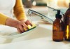 Las esponjas, a pesar de usarlas para lavar, forman un entorno ideal para la reproducción microbiana. Foto: PeopleImages / Shutterstock.