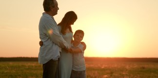 Las familias atraviesan estrés y cargas emocionales derivado de diagnósticos de autismo y epilepsia en sus hijos, más aún cuando ambos ocurren juntos. Foto: Zoteva/Shutterstock.