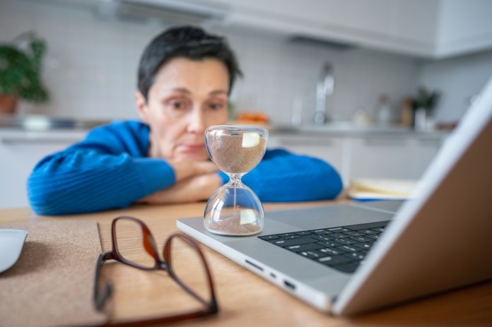 Dentro de las múltiples formas de angustia temporal, aquello que denominamos “cronofobia”, una de sus expresiones más frecuentes y estudiadas es la ansiedad ante el envejecimiento. Foto: DimaBerlin / Shutterstock. Dentro de las múltiples formas de angustia temporal, aquello que denominamos “cronofobia”, una de sus expresiones más frecuentes y estudiadas es la ansiedad ante el envejecimiento. Foto: DimaBerlin / Shutterstock.
