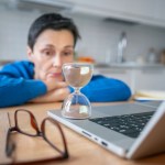 Dentro de las múltiples formas de angustia temporal, aquello que denominamos “cronofobia”, una de sus expresiones más frecuentes y estudiadas es la ansiedad ante el envejecimiento. Foto: DimaBerlin / Shutterstock.
