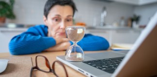 Dentro de las múltiples formas de angustia temporal, aquello que denominamos “cronofobia”, una de sus expresiones más frecuentes y estudiadas es la ansiedad ante el envejecimiento. Foto: DimaBerlin / Shutterstock.