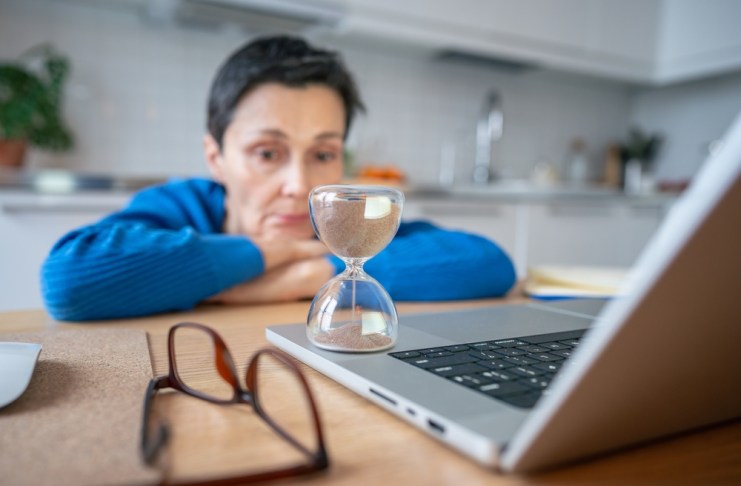 Dentro de las múltiples formas de angustia temporal, aquello que denominamos “cronofobia”, una de sus expresiones más frecuentes y estudiadas es la ansiedad ante el envejecimiento. Foto: DimaBerlin / Shutterstock.