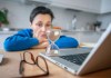 Dentro de las múltiples formas de angustia temporal, aquello que denominamos “cronofobia”, una de sus expresiones más frecuentes y estudiadas es la ansiedad ante el envejecimiento. Foto: DimaBerlin / Shutterstock.