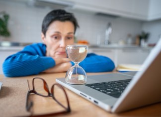 La paradoja de la cronofobia: el miedo al paso del tiempo nos hace envejecer más Dentro de las múltiples formas de angustia temporal, aquello que denominamos “cronofobia”, una de sus expresiones más frecuentes y estudiadas es la ansiedad ante el envejecimiento. Foto: DimaBerlin / Shutterstock.