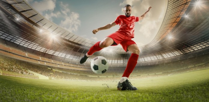 El futbol reúne a deportistas y aficionados. Foto: Anton Vierietin / Shutterstock.