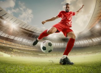 El futbol reúne a deportistas y aficionados. Foto: Anton Vierietin / Shutterstock.
