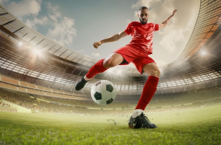 El futbol reúne a deportistas y aficionados. Foto: Anton Vierietin / Shutterstock.