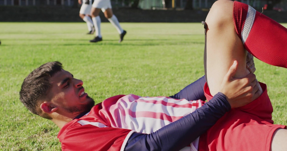 Las lesiones en el futbol pueden ser más serias de lo que se creen, si no se tratan a tiempo. Foto: vectorfusionart / Shutterstock.