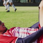 Las lesiones en el futbol pueden ser más serias de lo que se creen, si no se tratan a tiempo. Foto: vectorfusionart / Shutterstock.