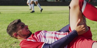 Las lesiones en el futbol pueden ser más serias de lo que se creen, si no se tratan a tiempo. Foto: vectorfusionart / Shutterstock.