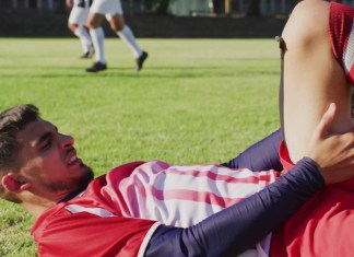 Las lesiones en el futbol pueden ser más serias de lo que se creen, si no se tratan a tiempo. Foto: vectorfusionart / Shutterstock.