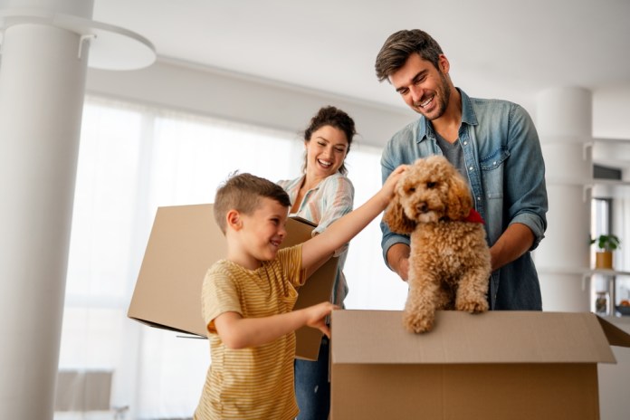 Pensar en cada miembro de la familia al buscar un lugar para vivir puede reducir preocupaciones a futuro. Foto: NDAB Creativity / Shutterstock.
