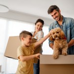 Pensar en cada miembro de la familia al buscar un lugar para vivir puede reducir preocupaciones a futuro. Foto: NDAB Creativity / Shutterstock.