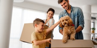 Pensar en cada miembro de la familia al buscar un lugar para vivir puede reducir preocupaciones a futuro. Foto: NDAB Creativity / Shutterstock.