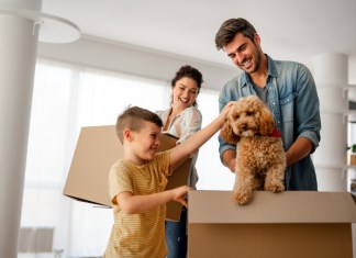 Pensar en cada miembro de la familia al buscar un lugar para vivir puede reducir preocupaciones a futuro. Foto: NDAB Creativity / Shutterstock.
