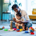 Los niños dependen de los adultos para regular el tiempo que pasan frente a las pantallas. Foto: StockImageFactory.com / Shutterstock.