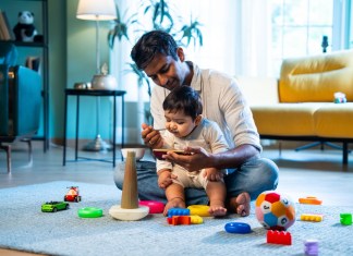 Los niños dependen de los adultos para regular el tiempo que pasan frente a las pantallas. Foto: StockImageFactory.com / Shutterstock.