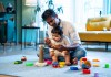 Los niños dependen de los adultos para regular el tiempo que pasan frente a las pantallas. Foto: StockImageFactory.com / Shutterstock.