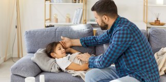 Qué tomar, qué no y otros consejos ante un contagio de COVID-19 El COVID-19 es una enfermedad causada por un virus. Foto: Studio Romantic / Shutterstock.