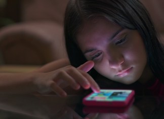 Prohibir las redes sociales en la adolescencia no basta, según la neuroeducación, ya que la autorregulación puede ayudar en su formación. Foto: Bricolage / Shutterstock.