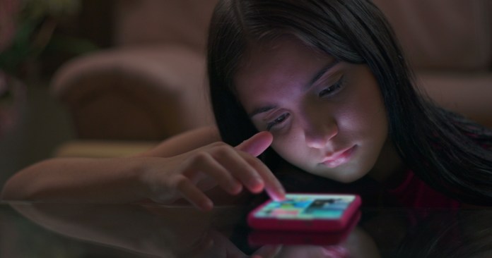 Prohibir las redes sociales en la adolescencia no basta, según la neuroeducación, ya que la autorregulación puede ayudar en su formación. Foto: Bricolage / Shutterstock. Prohibir las redes sociales en la adolescencia no basta, según la neuroeducación, ya que la autorregulación puede ayudar en su formación. Foto: Bricolage / Shutterstock.