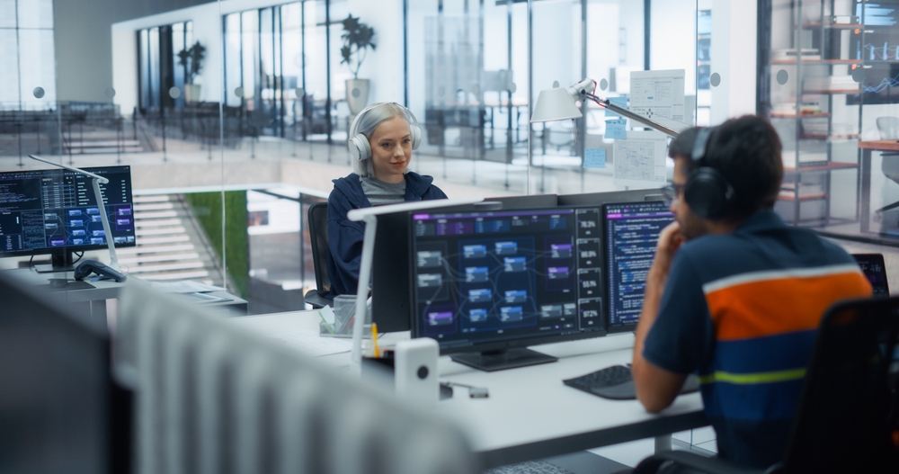 Las fallas técnicas y los errores humanos también pueden poner en riesgo la información empresarial. Foto: Shutterstock/Gorodenkoff