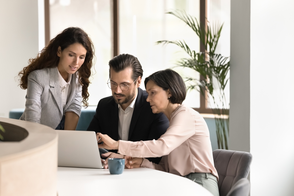 La transformación digital comienza con una gestión documental más ordenada, segura y accesible. Foto: Shutterstock/fizkes