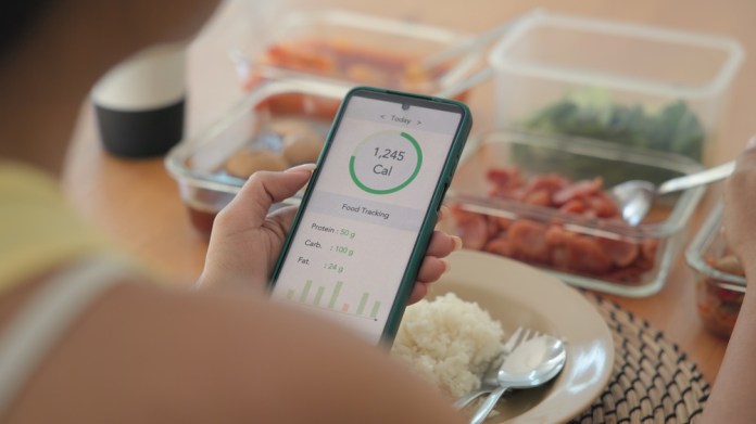 La IA tiene una baja concordancia con dietistas al ofrecer criterios de alimentación saludable. Foto: Chay-Tee / Shutterstock.