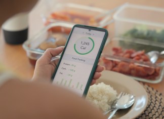 ¿Hasta qué punto nos podemos fiar de la IA para seguir una dieta saludable? La IA tiene una baja concordancia con dietistas al ofrecer criterios de alimentación saludable. Foto: Chay-Tee / Shutterstock.