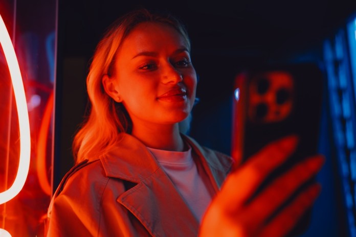 Los contenidos en TikTok que desinforman sobre el bloqueador solar tuvieron más éxito, suponiendo un peligro para las audiencias. Foto: GaudiLab / Shutterstock.