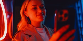 Los contenidos en TikTok que desinforman sobre el bloqueador solar tuvieron más éxito, suponiendo un peligro para las audiencias. Foto: GaudiLab / Shutterstock.