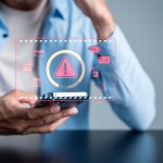 Las vulnerabilidades pueden estar en tu teléfono, donde guardas tu información. Foto: MMD Creative / Shutterstock.