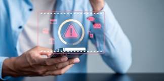 Las vulnerabilidades pueden estar en tu teléfono, donde guardas tu información. Foto: MMD Creative / Shutterstock.