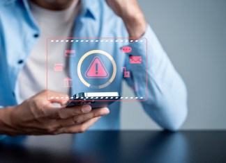 Las vulnerabilidades pueden estar en tu teléfono, donde guardas tu información. Foto: MMD Creative / Shutterstock.