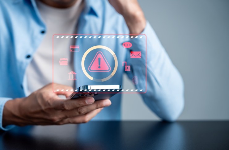 Las vulnerabilidades pueden estar en tu teléfono, donde guardas tu información. Foto: MMD Creative / Shutterstock.