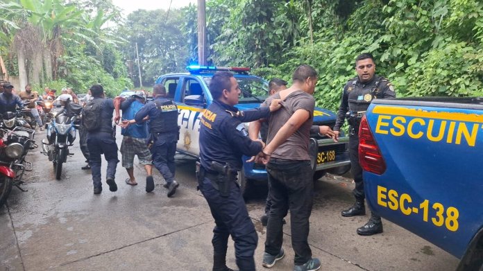 Persecución policial termina con la captura de dos presuntos sicarios en Escuintla.