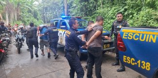 Persecución policial termina con la captura de dos presuntos sicarios en Escuintla.
