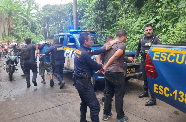 Persecución policial termina con la captura de dos presuntos sicarios en Escuintla.