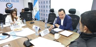 El presidente de la comisión de Economía, Jorge Ayala, presenta las enmiendas a la ley del sistema portuario. Foto: Congreso de la República