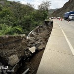 Un socavamiento en el kilómetro 38 de la ruta al Atlántico ha despertado preocupación entre transportistas y automovilistas que circulan diariamente por el lugar.