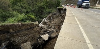 Un socavamiento en el kilómetro 38 de la ruta al Atlántico ha despertado preocupación entre transportistas y automovilistas que circulan diariamente por el lugar.