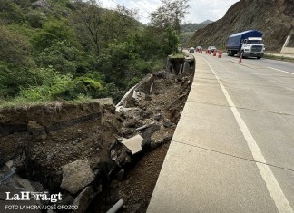 Un socavamiento en el kilómetro 38 de la ruta al Atlántico ha despertado preocupación entre transportistas y automovilistas que circulan diariamente por el lugar.
