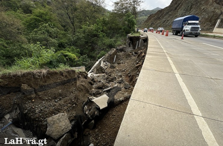 Entre grietas, transporte pesado y más lluvias: el socavamiento que amenaza la ruta al Atlántico Un socavamiento en el kilómetro 38 de la ruta al Atlántico ha despertado preocupación entre transportistas y automovilistas que circulan diariamente por el lugar.