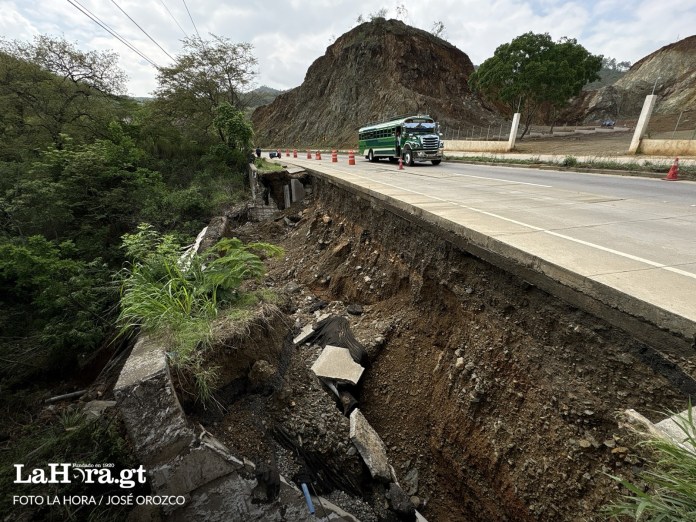 El 7 de junio se informó sobre un socavón en el kilómetro 38 de la ruta al Atlántico; desde entonces hay un carril inhabilitado, pues presenta grietas.