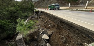 Socavamiento en ruta al Atlántico: tras casi dos semanas, reparación sigue sin arrancar y lluvias amenazan con agravar daños El 7 de junio se informó sobre un socavón en el kilómetro 38 de la ruta al Atlántico; desde entonces hay un carril inhabilitado, pues presenta grietas.