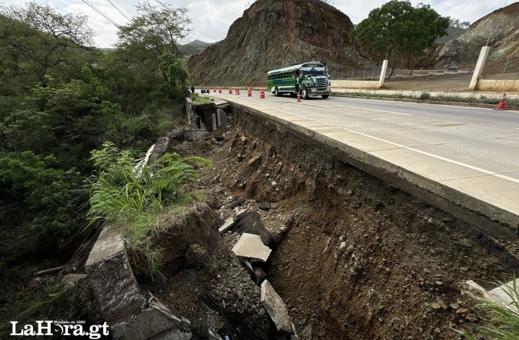 Socavamiento en ruta al Atlántico: tras casi dos semanas, reparación sigue sin arrancar y lluvias amenazan con agravar daños El 7 de junio se informó sobre un socavón en el kilómetro 38 de la ruta al Atlántico; desde entonces hay un carril inhabilitado, pues presenta grietas.