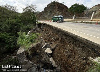 Socavamiento en ruta al Atlántico: tras casi dos semanas, reparación sigue sin arrancar y lluvias amenazan con agravar daños El 7 de junio se informó sobre un socavón en el kilómetro 38 de la ruta al Atlántico; desde entonces hay un carril inhabilitado, pues presenta grietas.