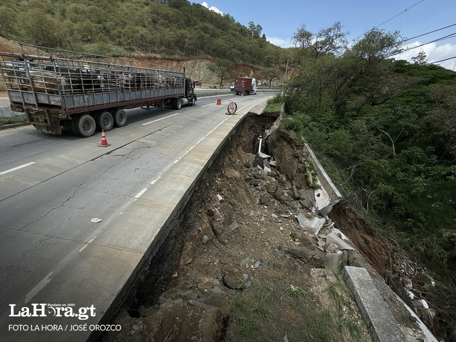 Un socavamiento en el kilómetro 38 de la ruta al Atlántico ha despertado preocupación entre transportistas y automovilistas que circulan diariamente por el lugar. Foto: La Hora/José Orozco.
