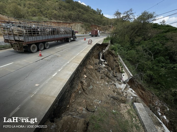 Un socavamiento en el kilómetro 38 de la ruta al Atlántico ha despertado preocupación entre transportistas y automovilistas que circulan diariamente por el lugar. Foto: La Hora/José Orozco.